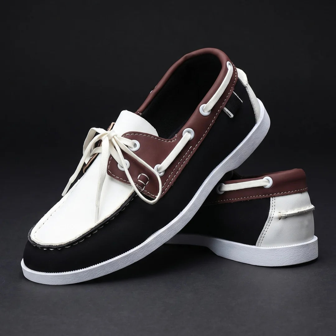 Herren-Bootsschuhe mit zweifarbigem Design und Schnürdetails