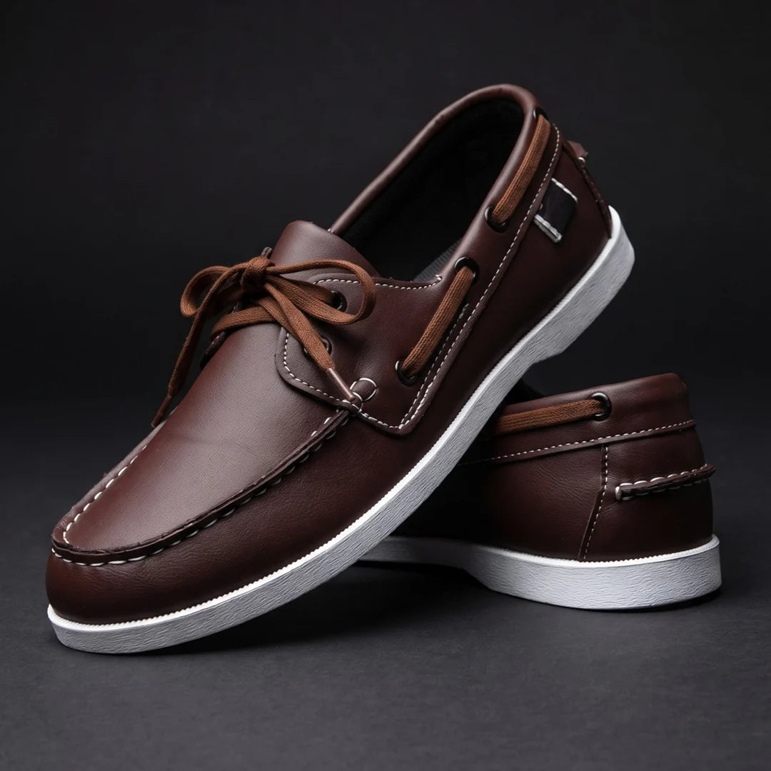 Herren-Bootsschuhe mit zweifarbigem Design und Schnürdetails