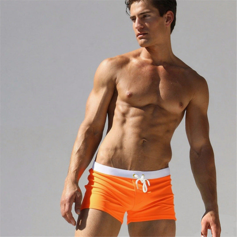 SPORTLICHE BADESHORTS FÜR HERREN