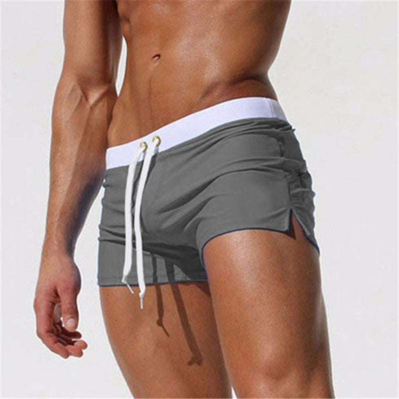 SPORTLICHE BADESHORTS FÜR HERREN
