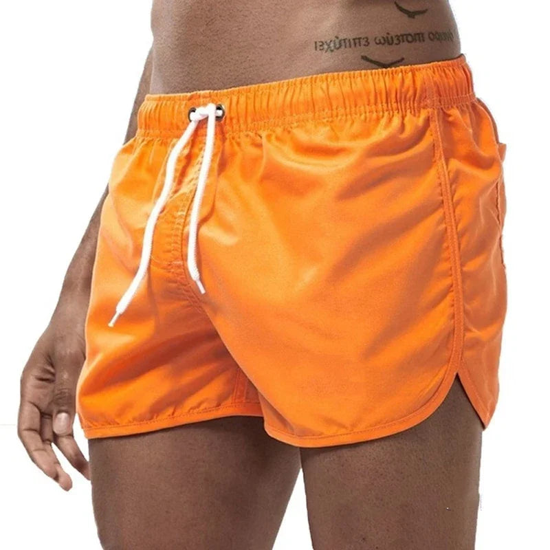 MODERNE BADESHORTS FÜR MÄNNER