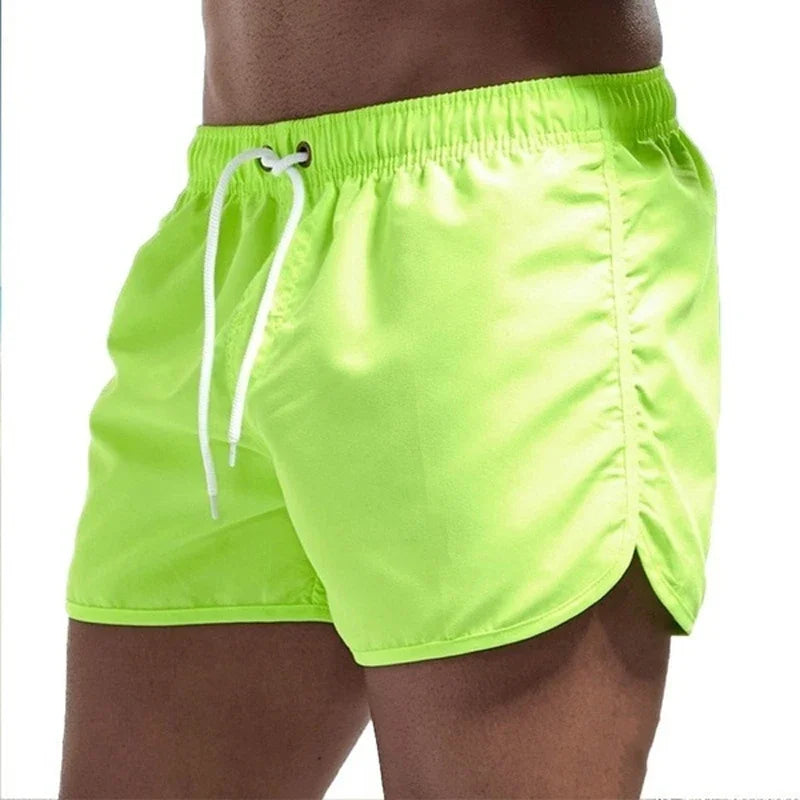 MODERNE BADESHORTS FÜR MÄNNER