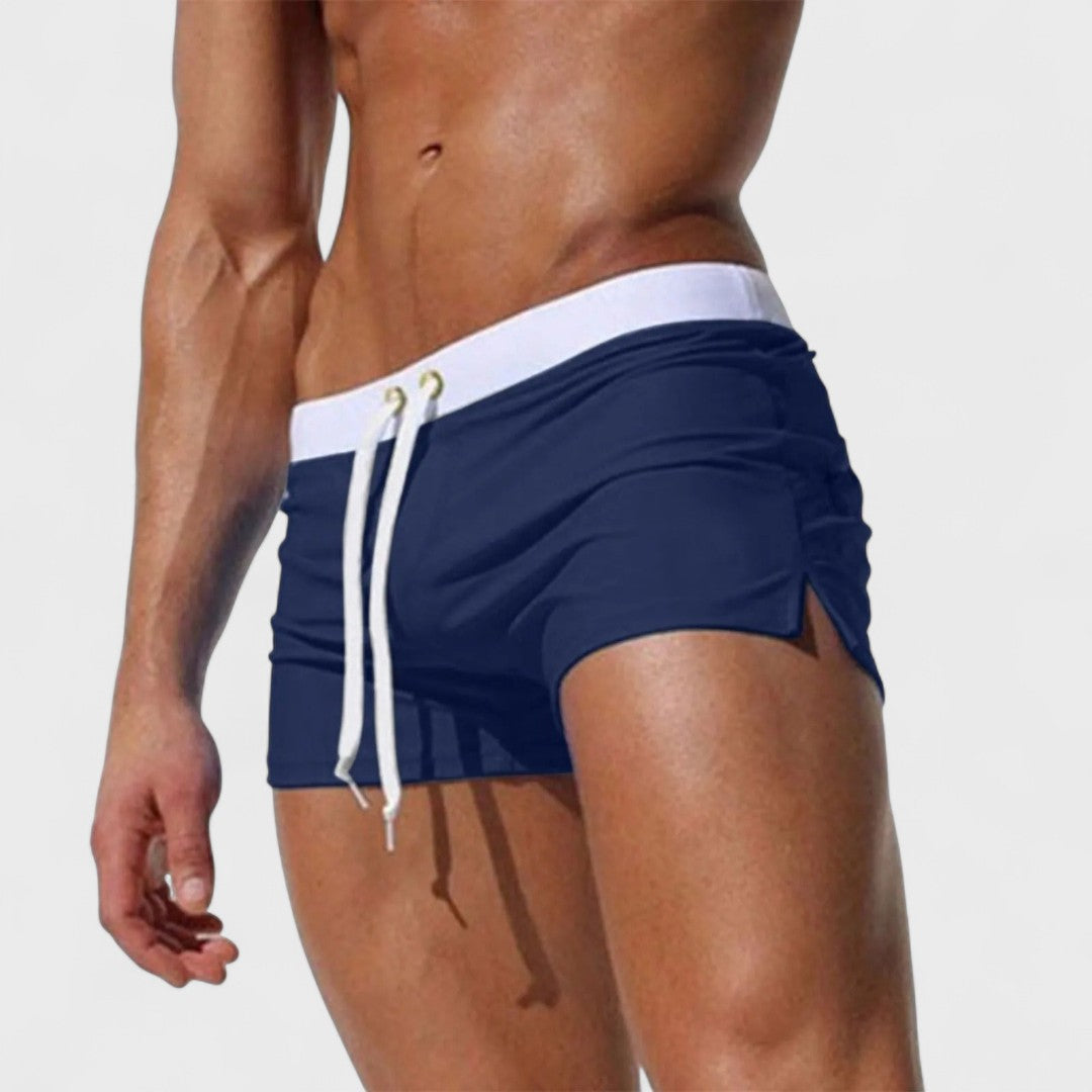 SPORTLICHE BADESHORTS FÜR HERREN