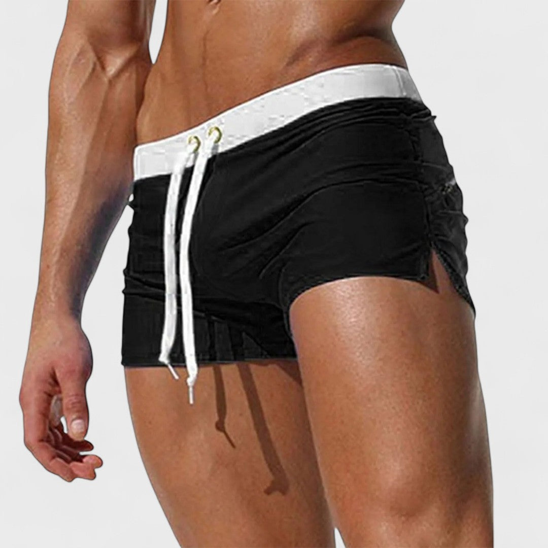 SPORTLICHE BADESHORTS FÜR HERREN