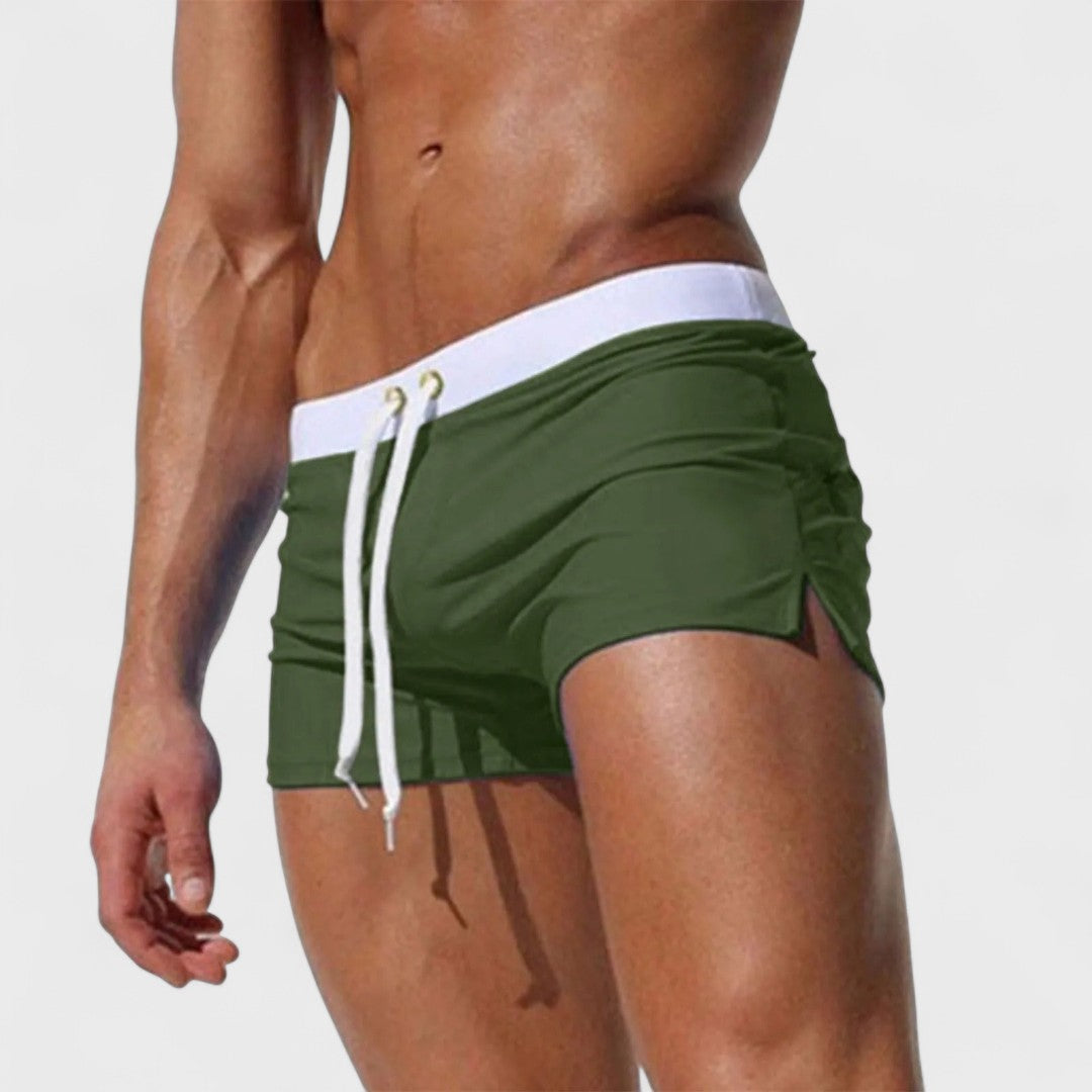 SPORTLICHE BADESHORTS FÜR HERREN